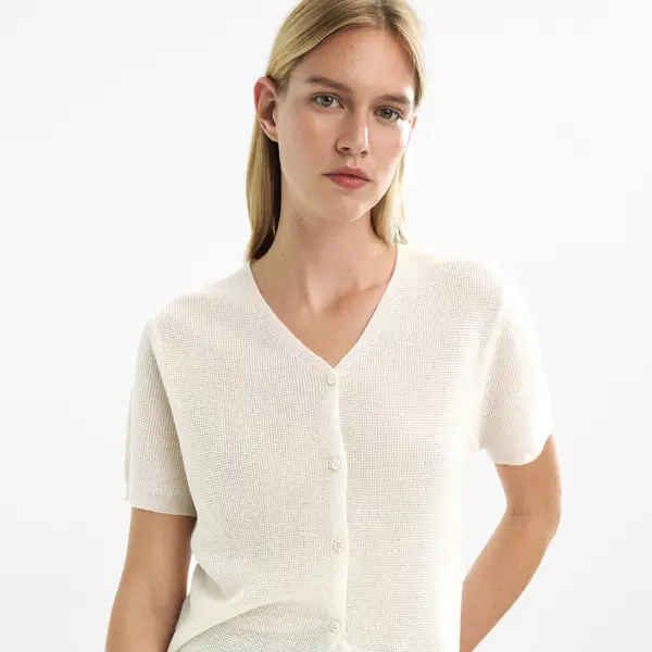 Tengo una comida de trabajo y no sé qué ponerme: 5 looks de Parfois con pantalón blanco que son fresquitos y estilosos