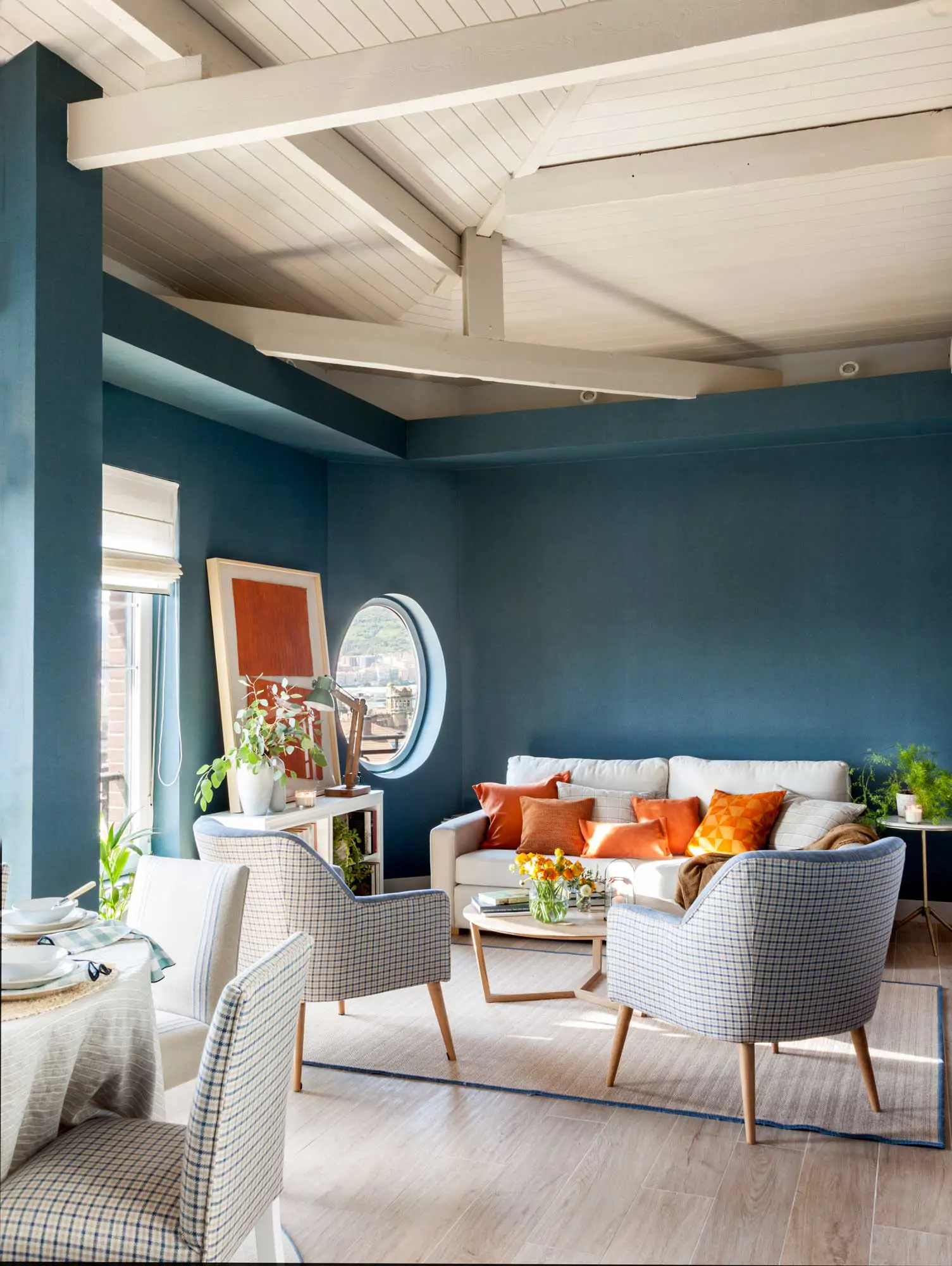 salon-suelo-madera-clara-y-pared-pintada-en-color-azul-00511444 O