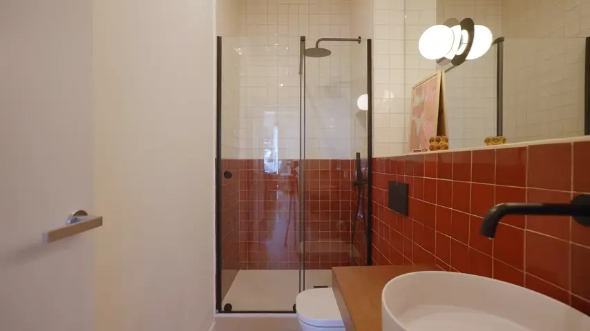 Un baño pequeño con mucha personalidad