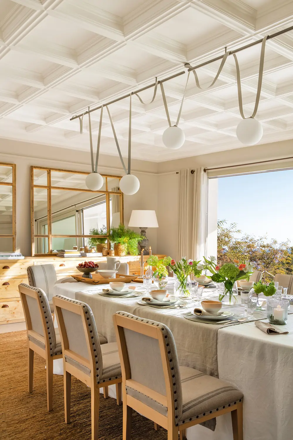 aparador con espejo en comedor 00571255