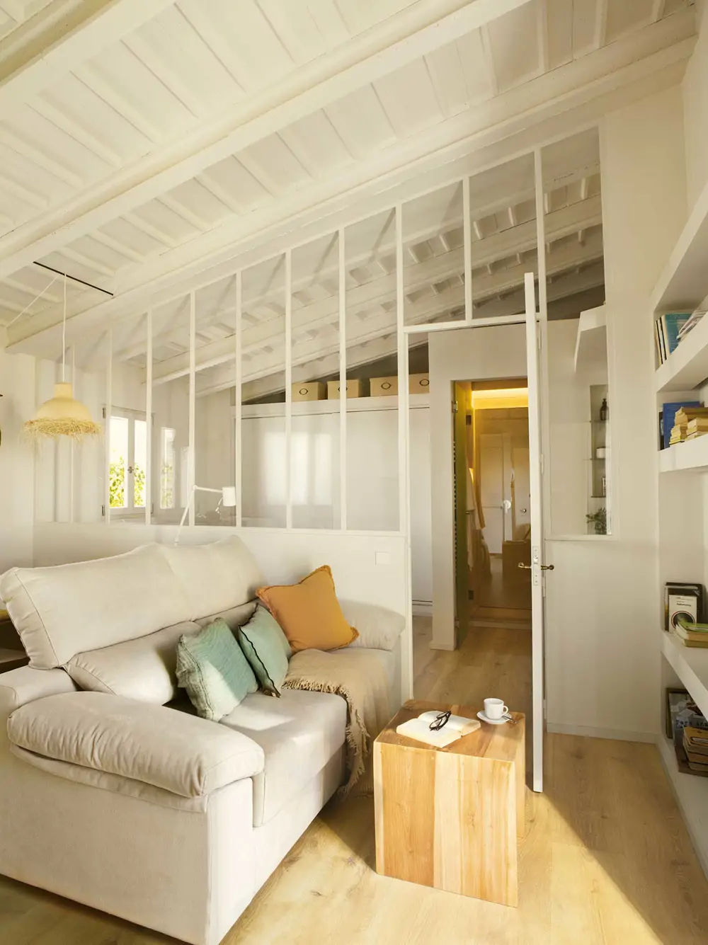 Buhardilla-ltipo-loft-con-pared-de-cristal-que-separa-salón-y-dormitorio-00550978