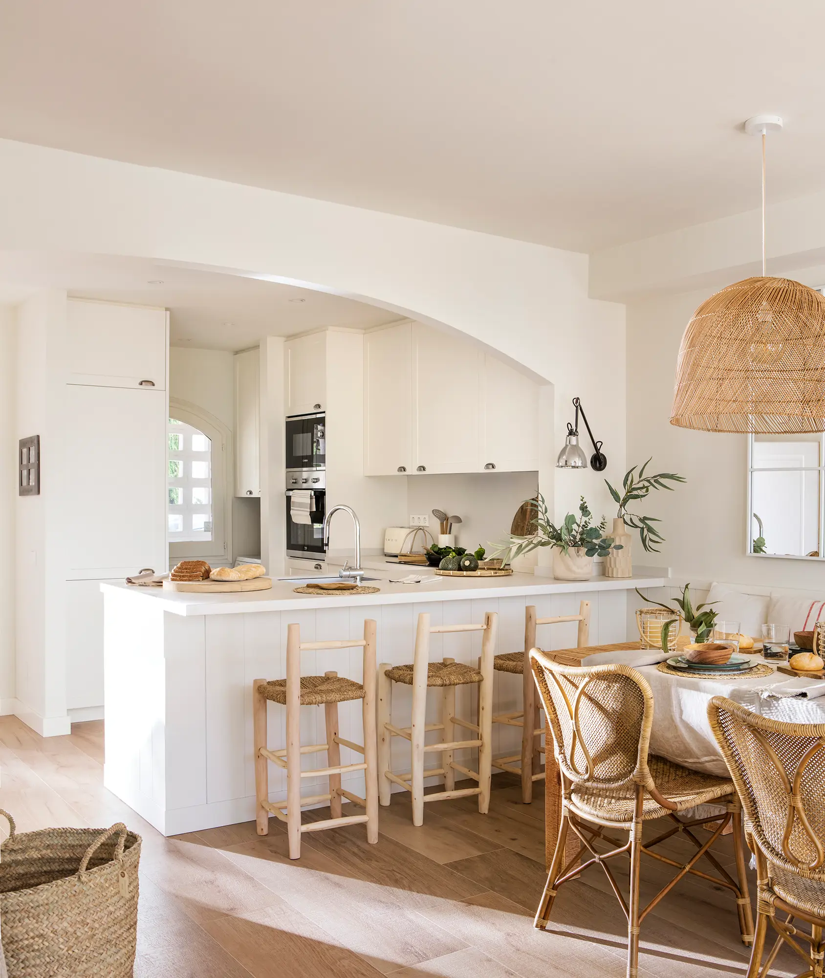 Cocina con península abierta al comedor.