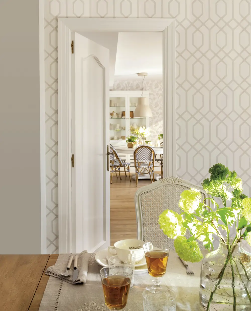 comedor con puerta blanca y papel pintado