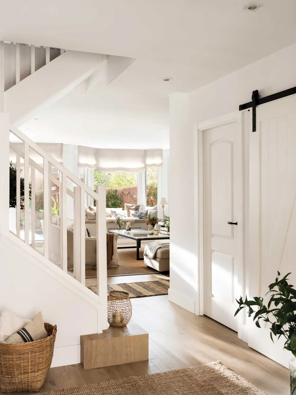 recibidor-escalera-puertas-blancas 00511390