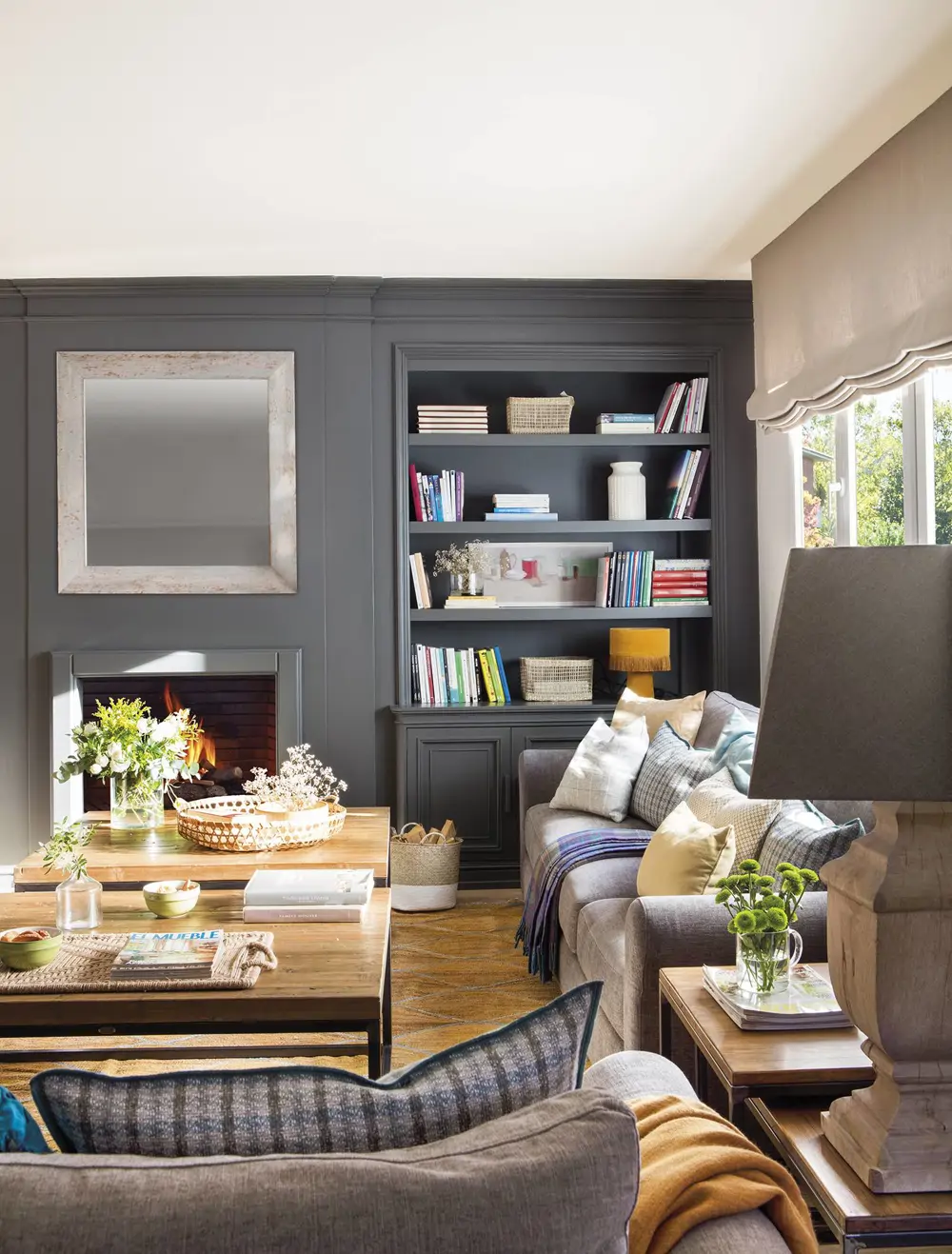 Salón con pared en gris oscuro