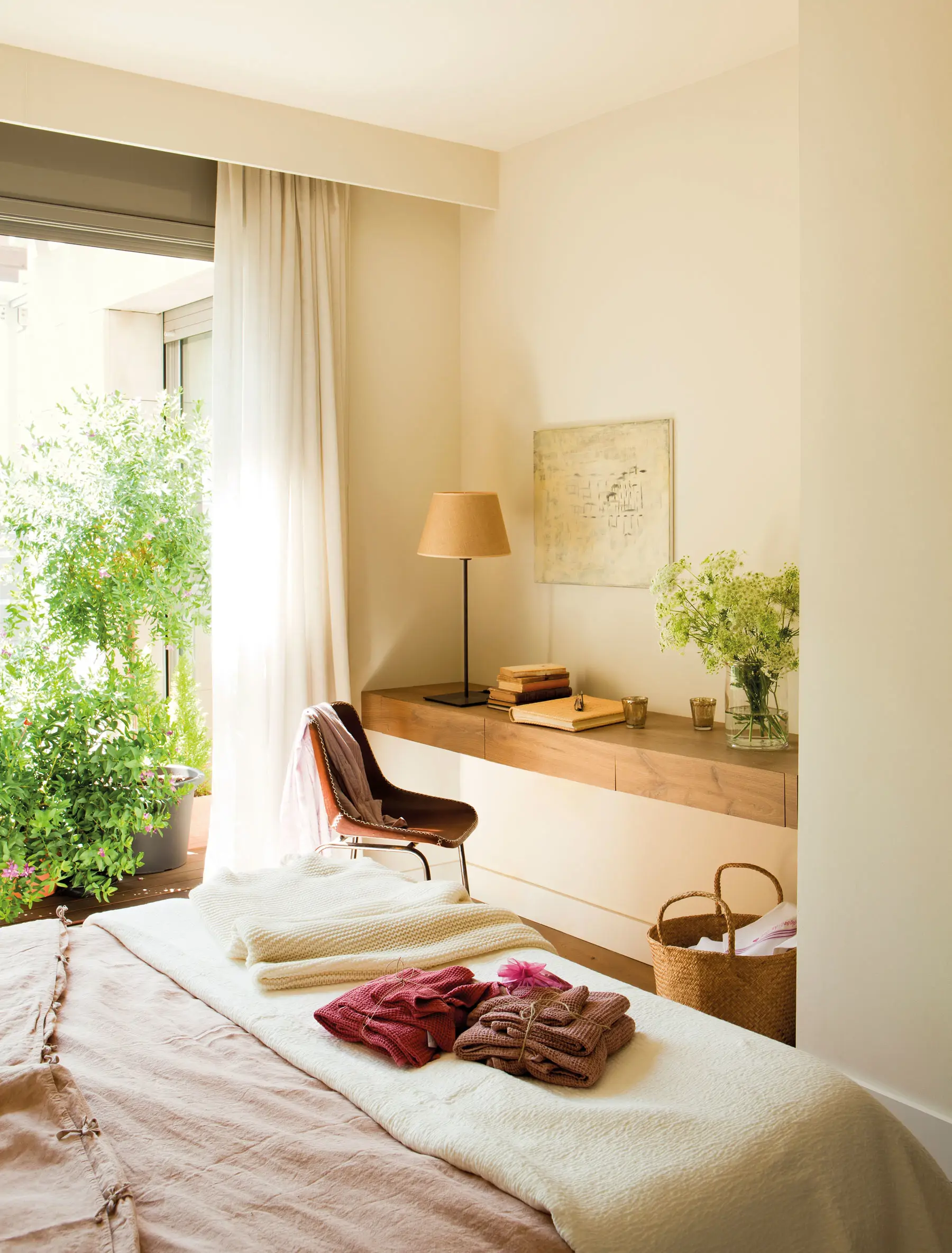 Dormitorio con zona de trabajo