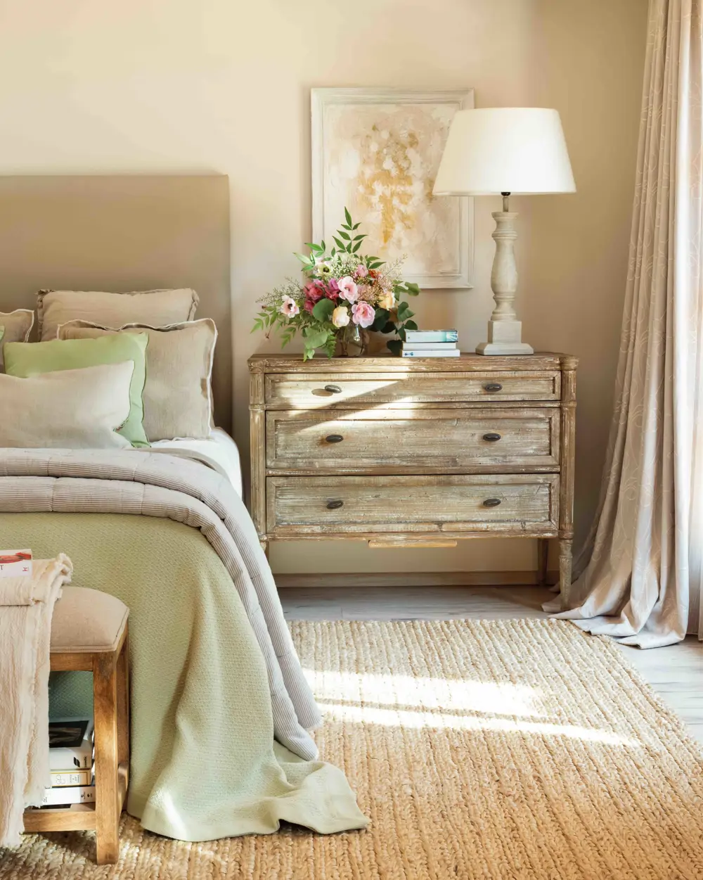 Dormitorio con mesilla de noche de madera, lámpara y ramo de flores