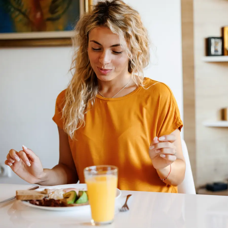 Mujer mesa cocina comida iStock