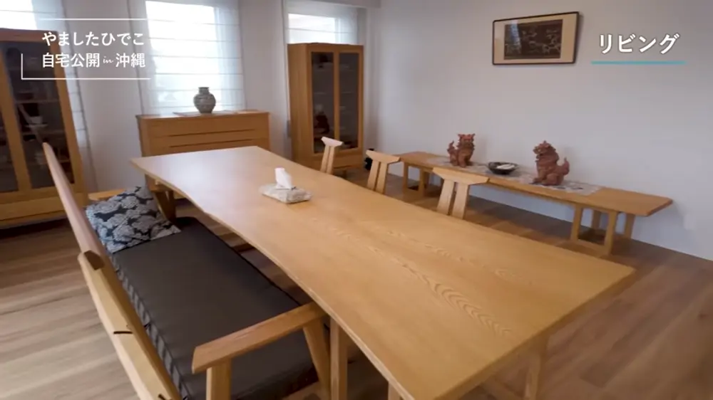Salón de Hideko Yamashita con mesa central