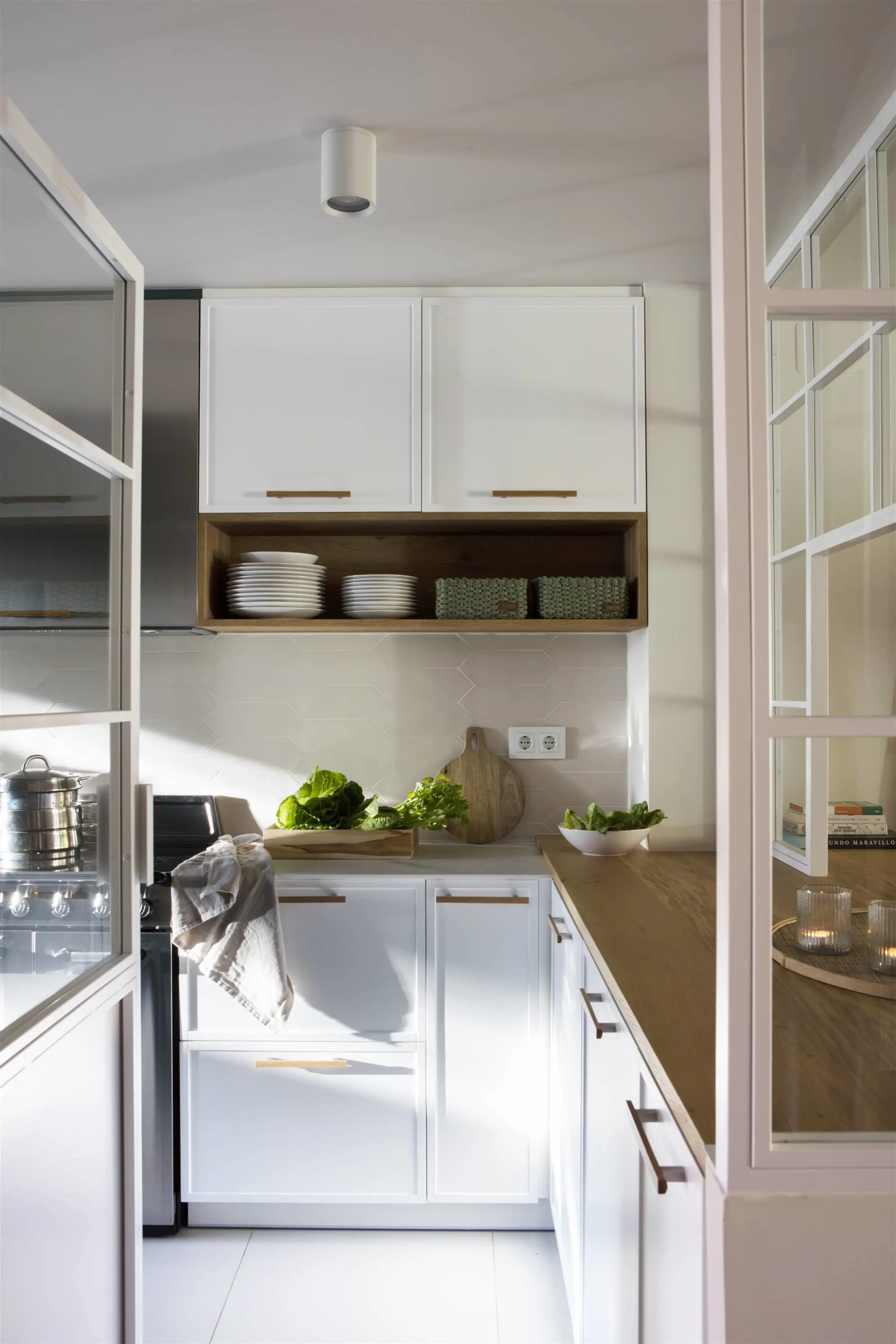 cocina blanca con encimera de madera 00537102 O