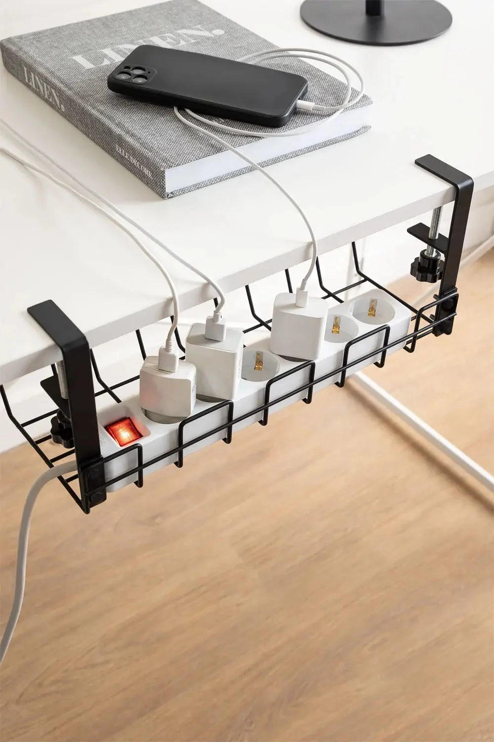 Un portacables en la mesa