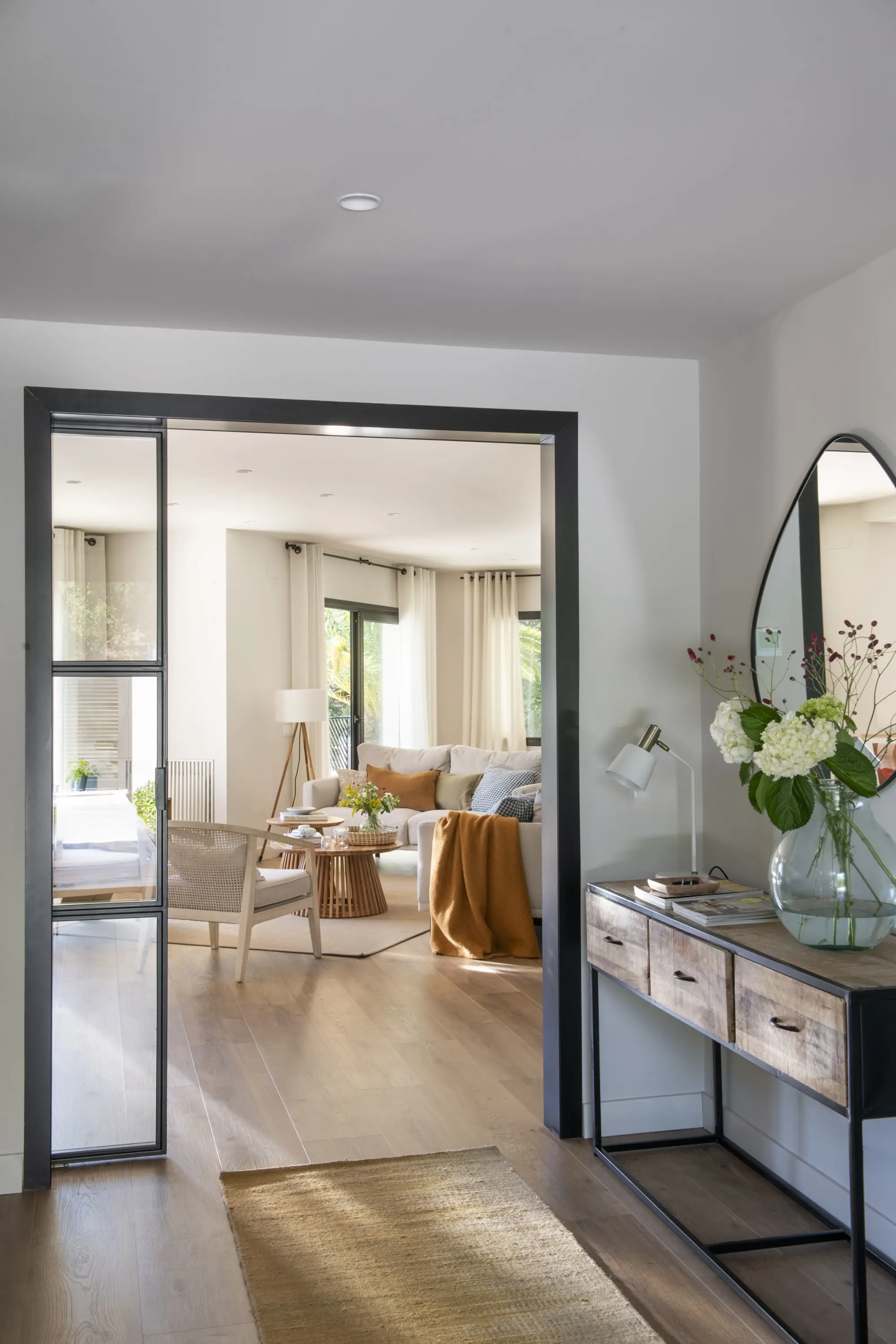 Un recibidor que marca el tono de la vivienda
