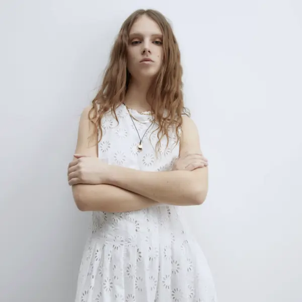 Las mujeres de 60 no llevan tirantes, están pasados de moda: 5 vestidos largos de Sfera que son tendencia este verano (desde 17€)