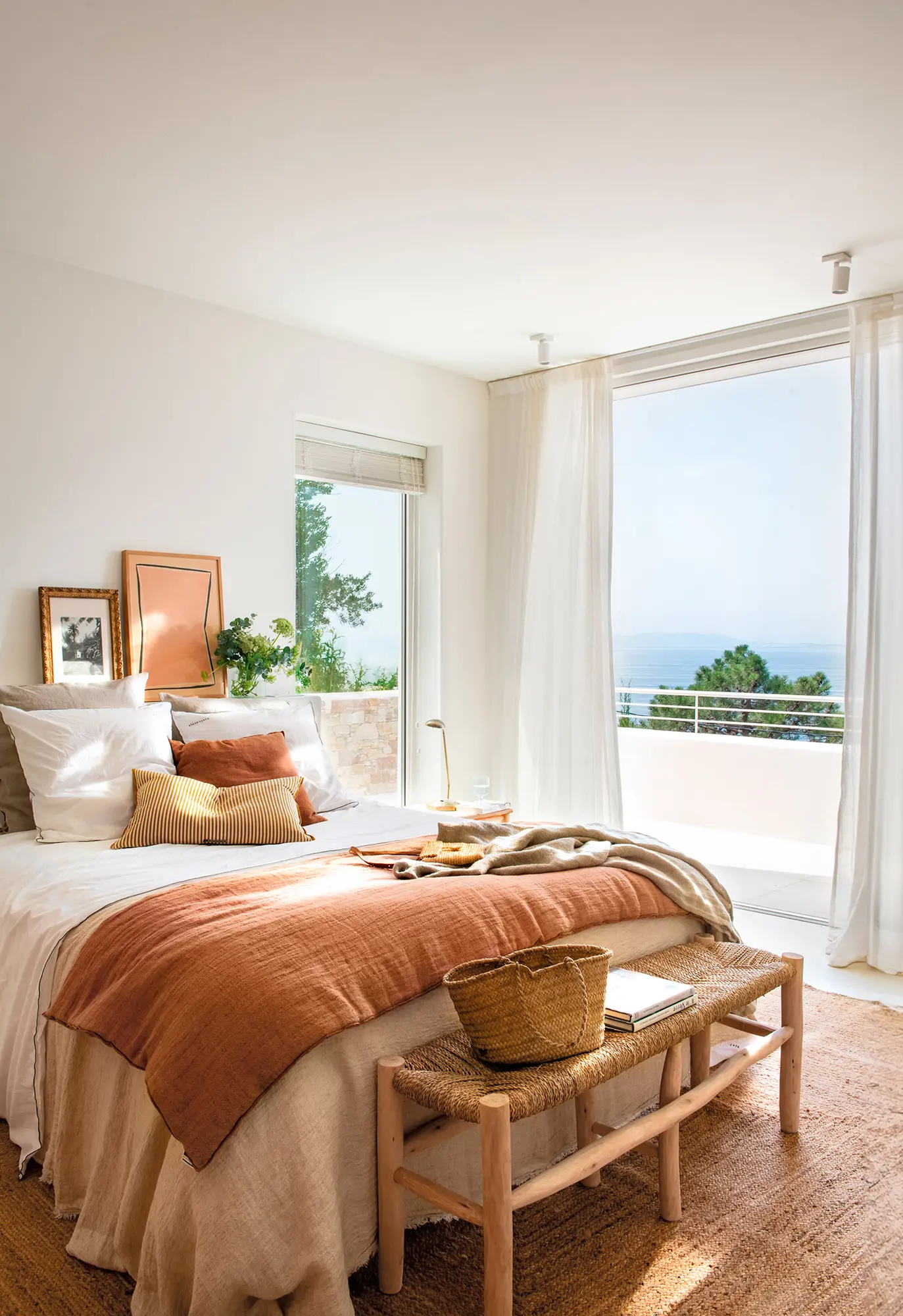 dormitorio pequeno con luz 00593693