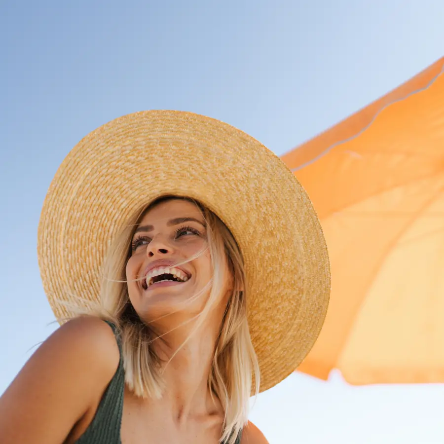 Mujer con sombrilla iStock