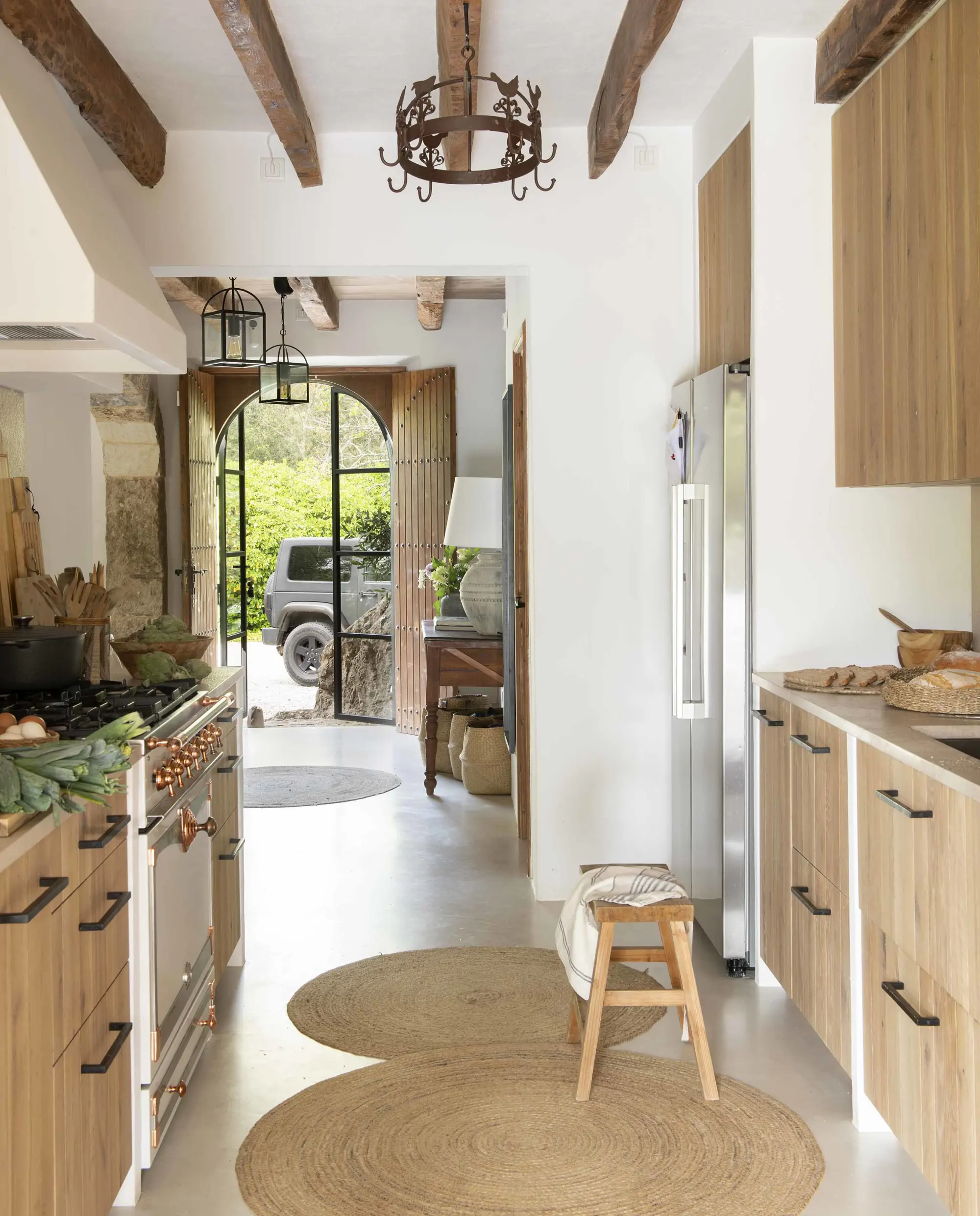 cocina rustica con dos frentes y acceso al recibidor