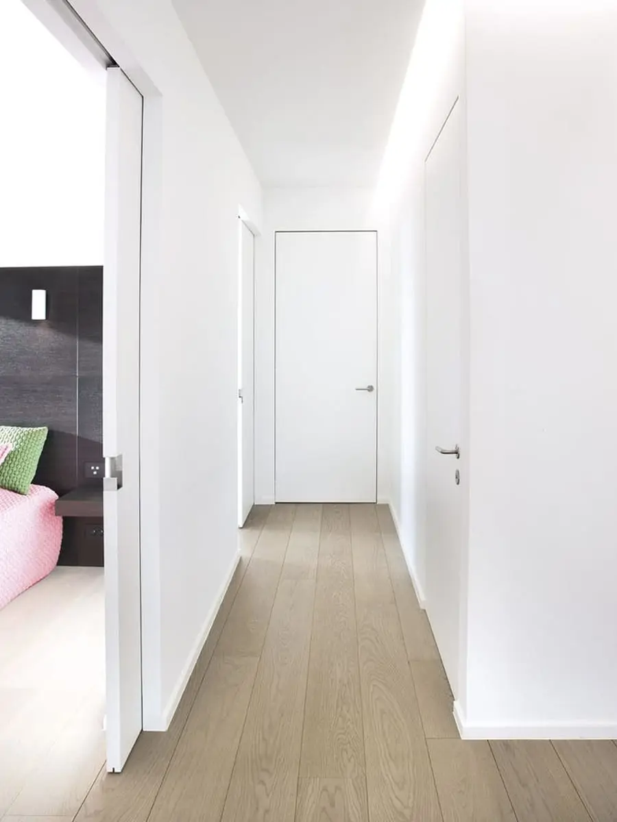 Pasillo con puertas sin marco.