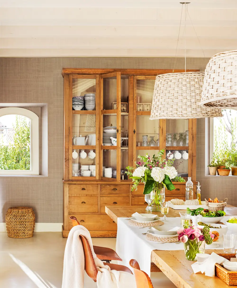 00426476 vitrina de madera en comedor