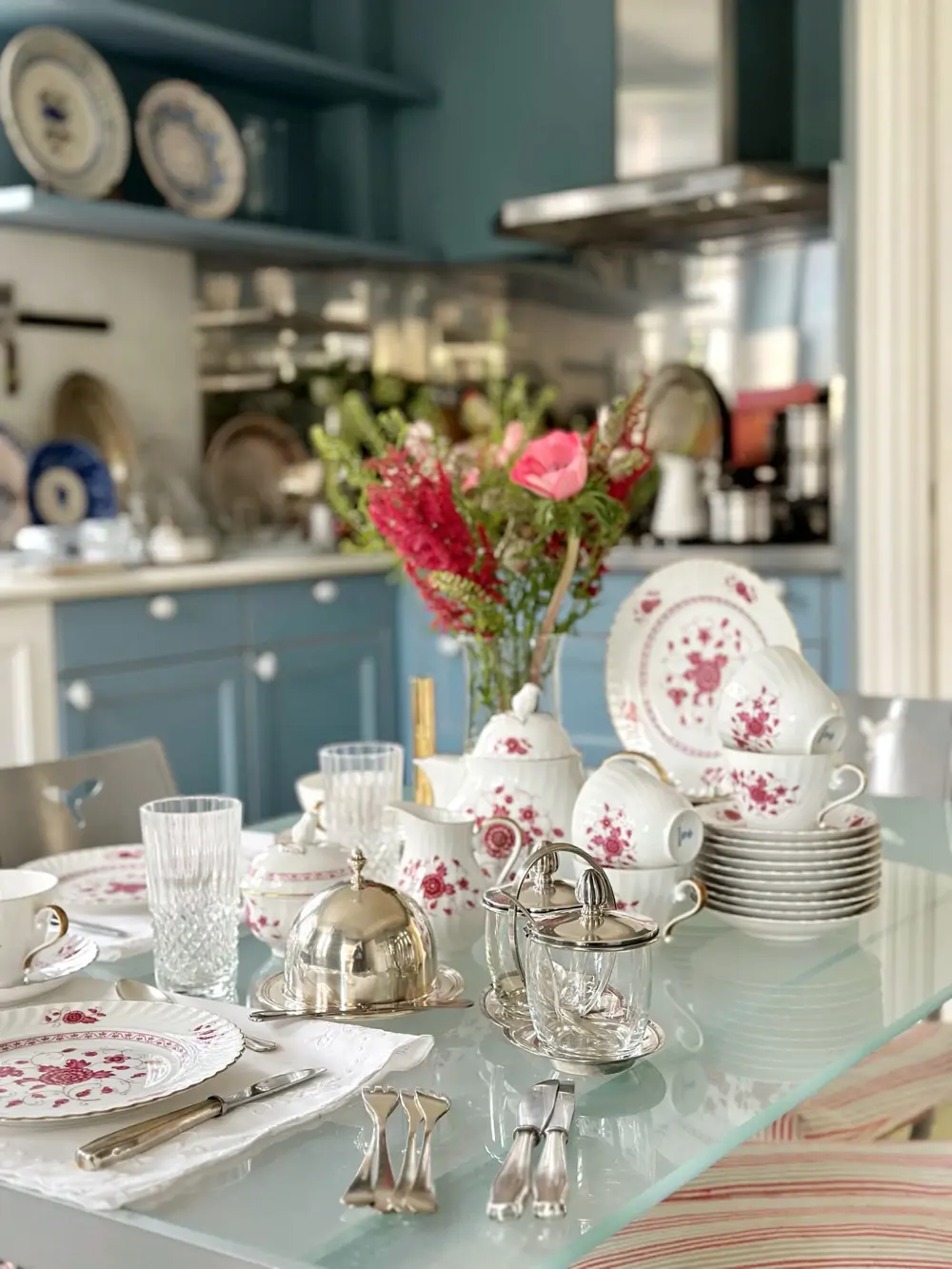 Cocina con mesa de cristal y vajilla