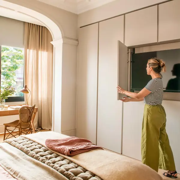 Carmen Berlanga, arquitecta y experta en Feng Shui: "Evita colocar el televisor frente a la cama, actúa como un espejo y perturba el descanso"