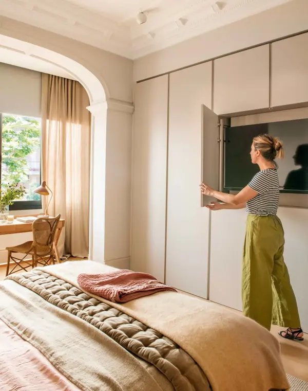 Carmen Berlanga, arquitecta y experta en Feng Shui: "Evita colocar el televisor frente a la cama, actúa como un espejo y perturba el descanso"