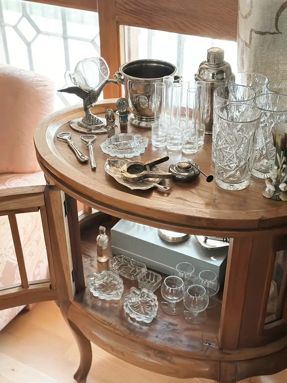 Mesa auxiliar de madera con cristalería