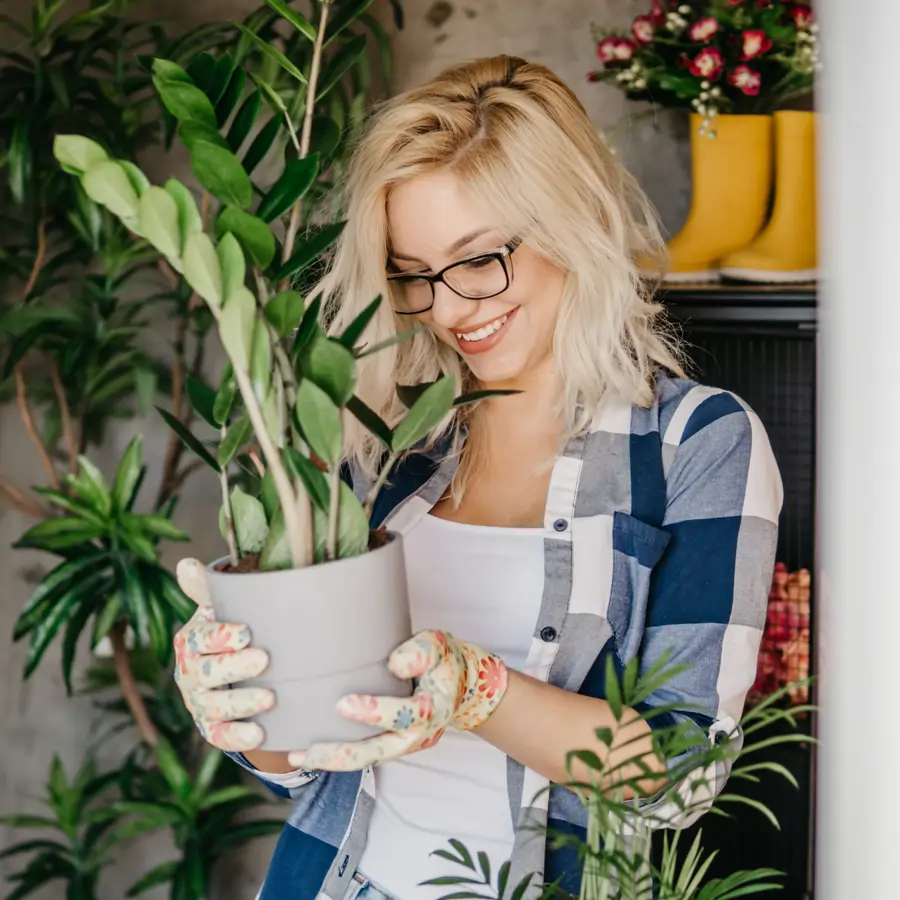 Mujer con planta iStock