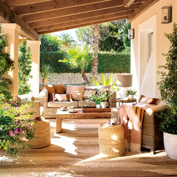 Entramos en los 60 mejores porches y terrazas de El Mueble para pasar el verano relajado y en calma