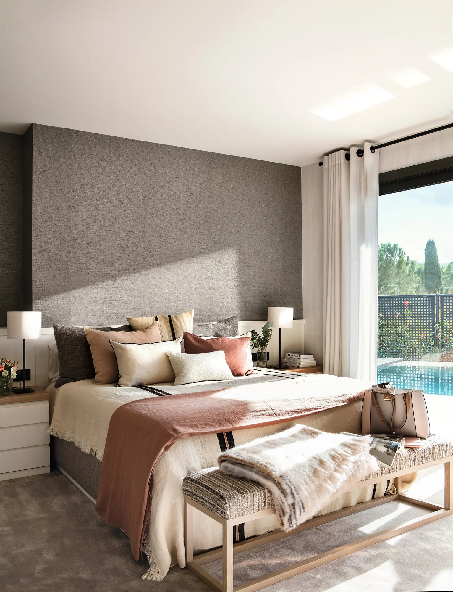 dormitorio elegante con banqueta al pie de cama 00567997