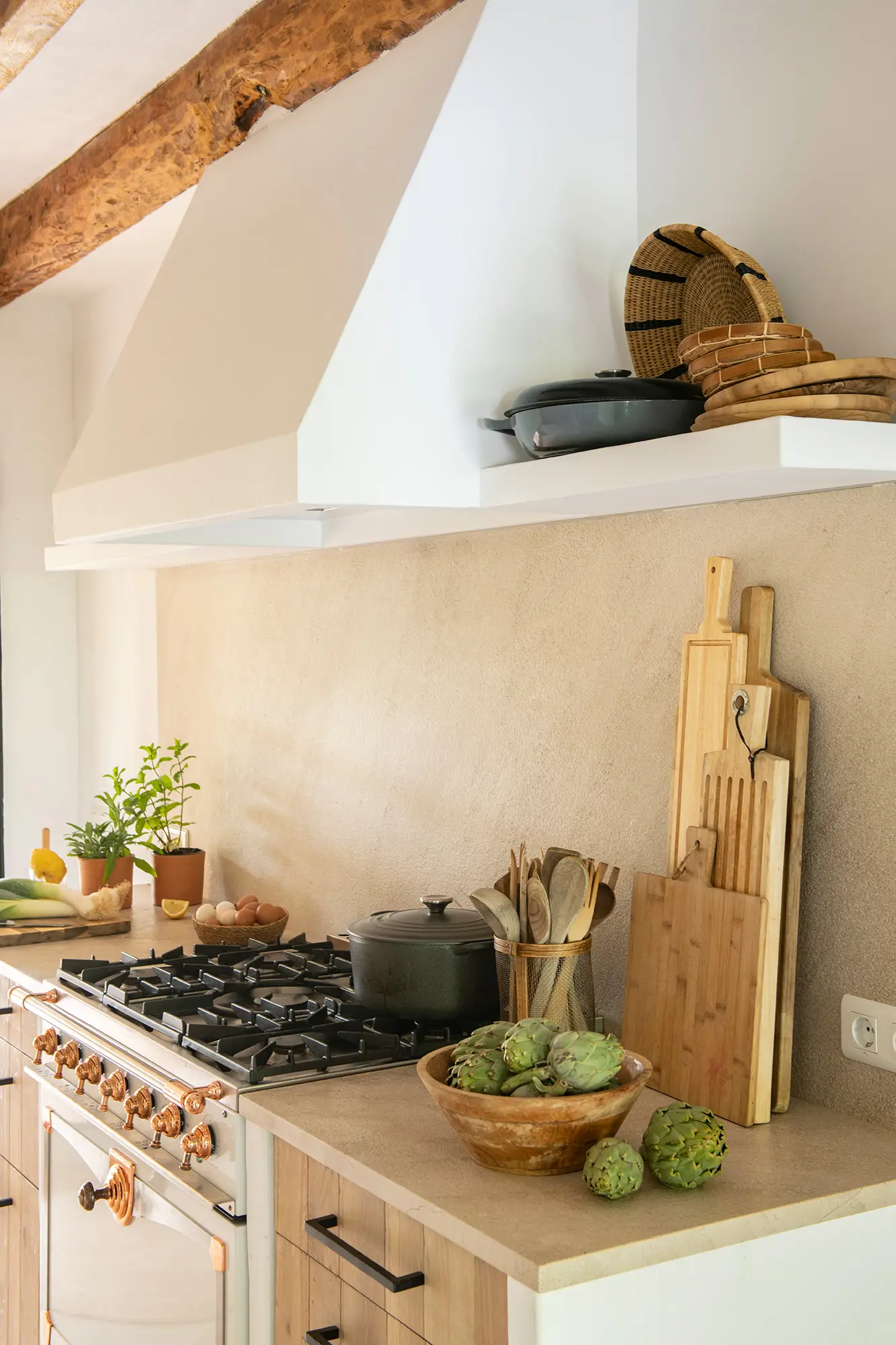 Cocina con frentes de madera y encimera que se prolonga en el frente.