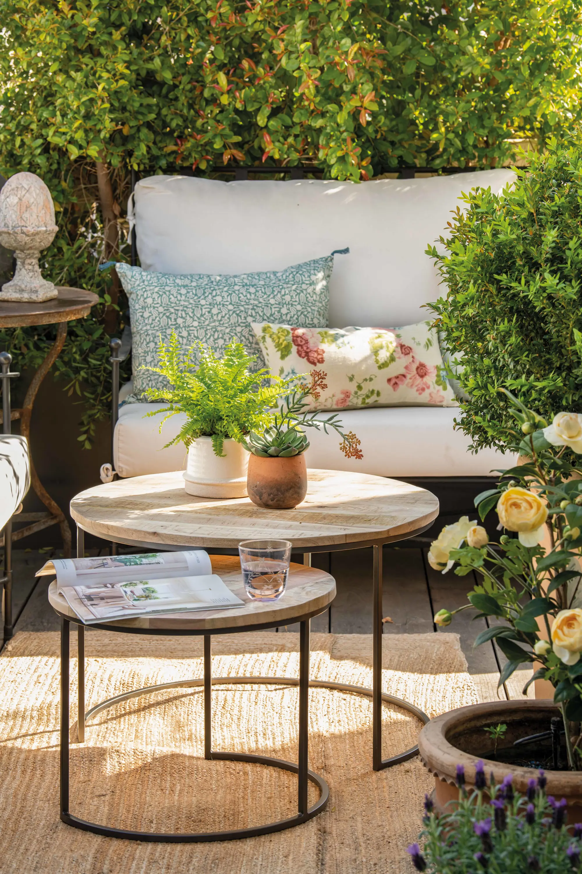 patio con sofa´ y mesa de centro