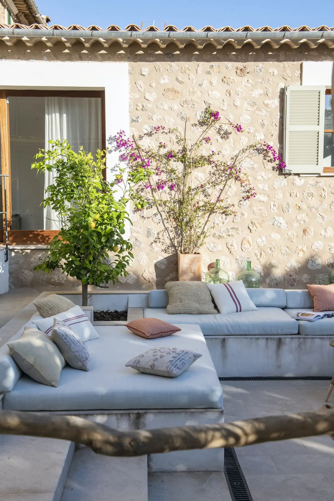 patio con sofa´s de obra