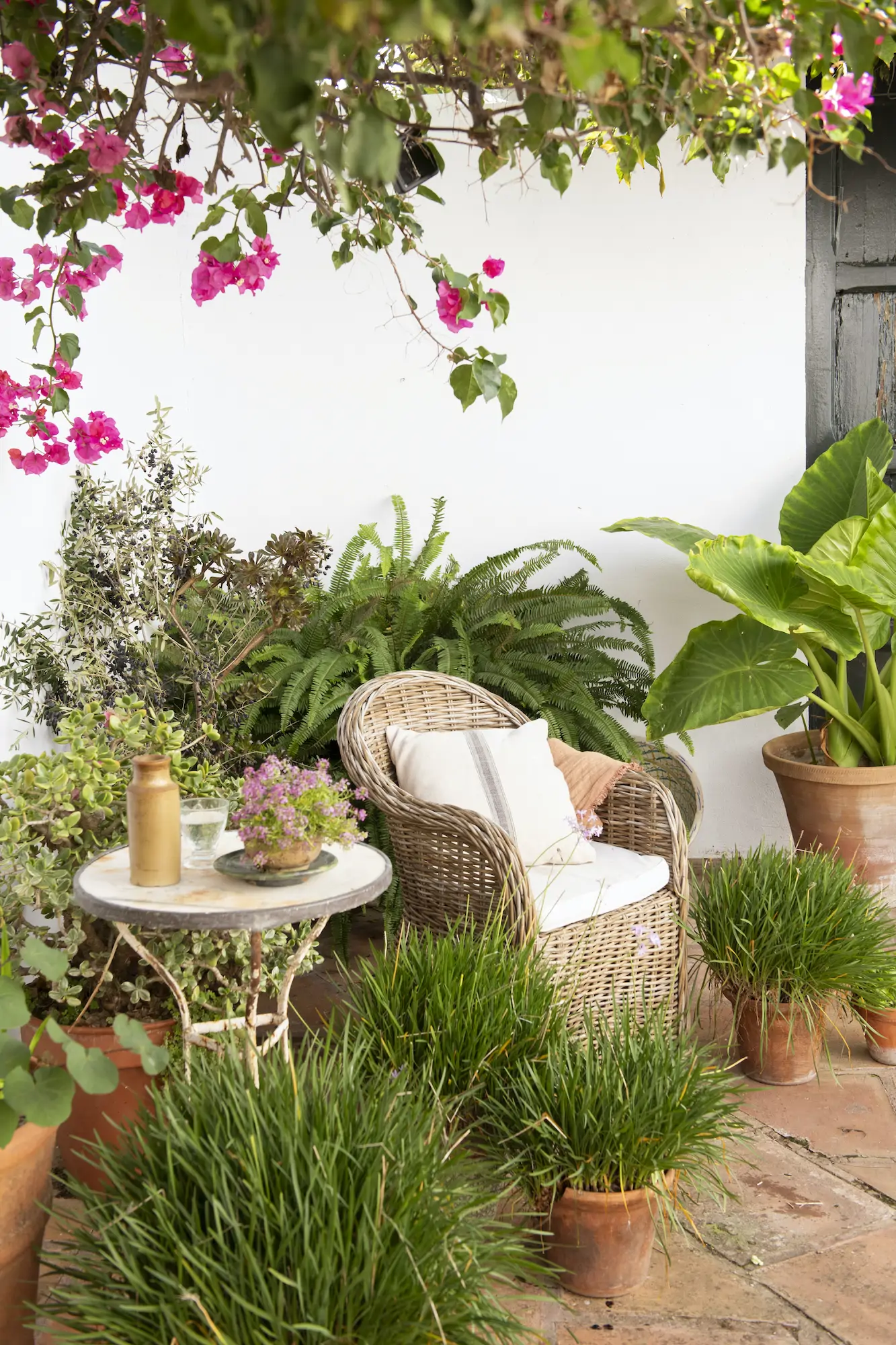 patio pequen~o con butaca y mesa