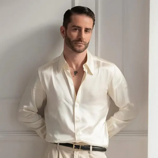Pelayo Díaz, estilista: "Mi rincón favorito de casa es una consola con tres espejos en la pared, refleja mi personalidad"