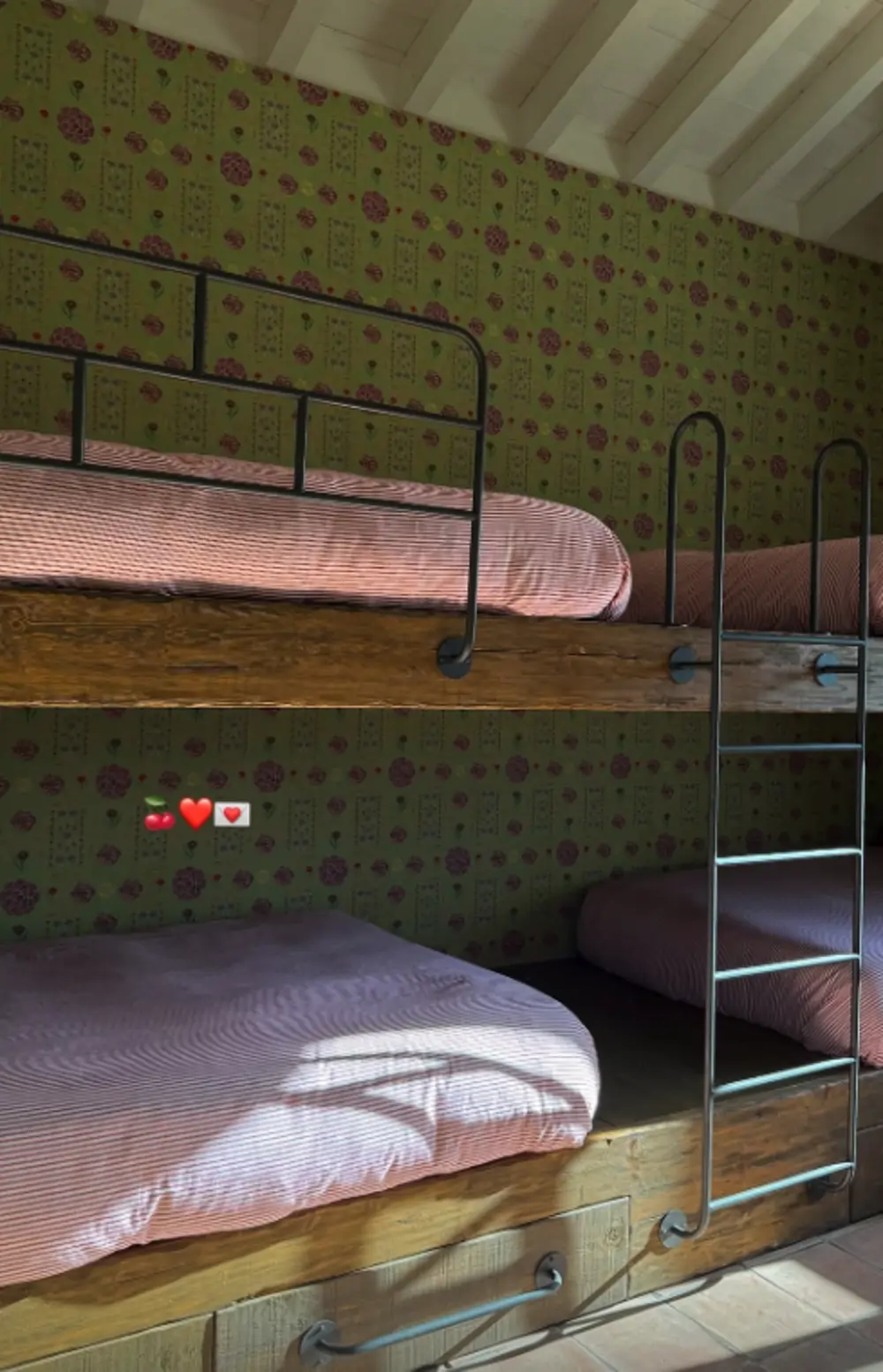 Una habitación con papel pintado.