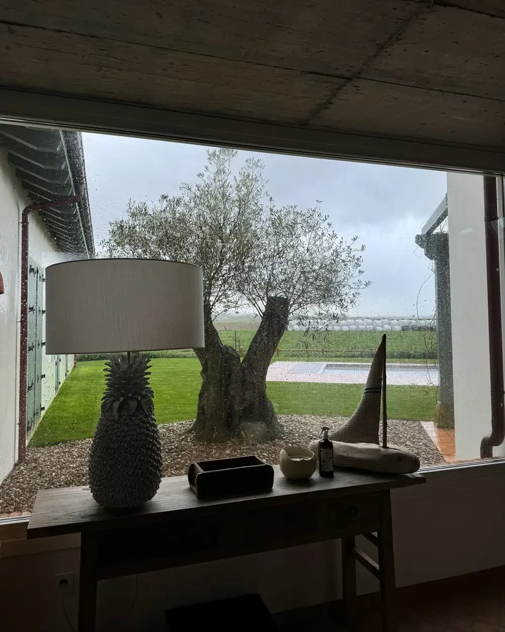 ventana lamparas casa vaca maria pombo