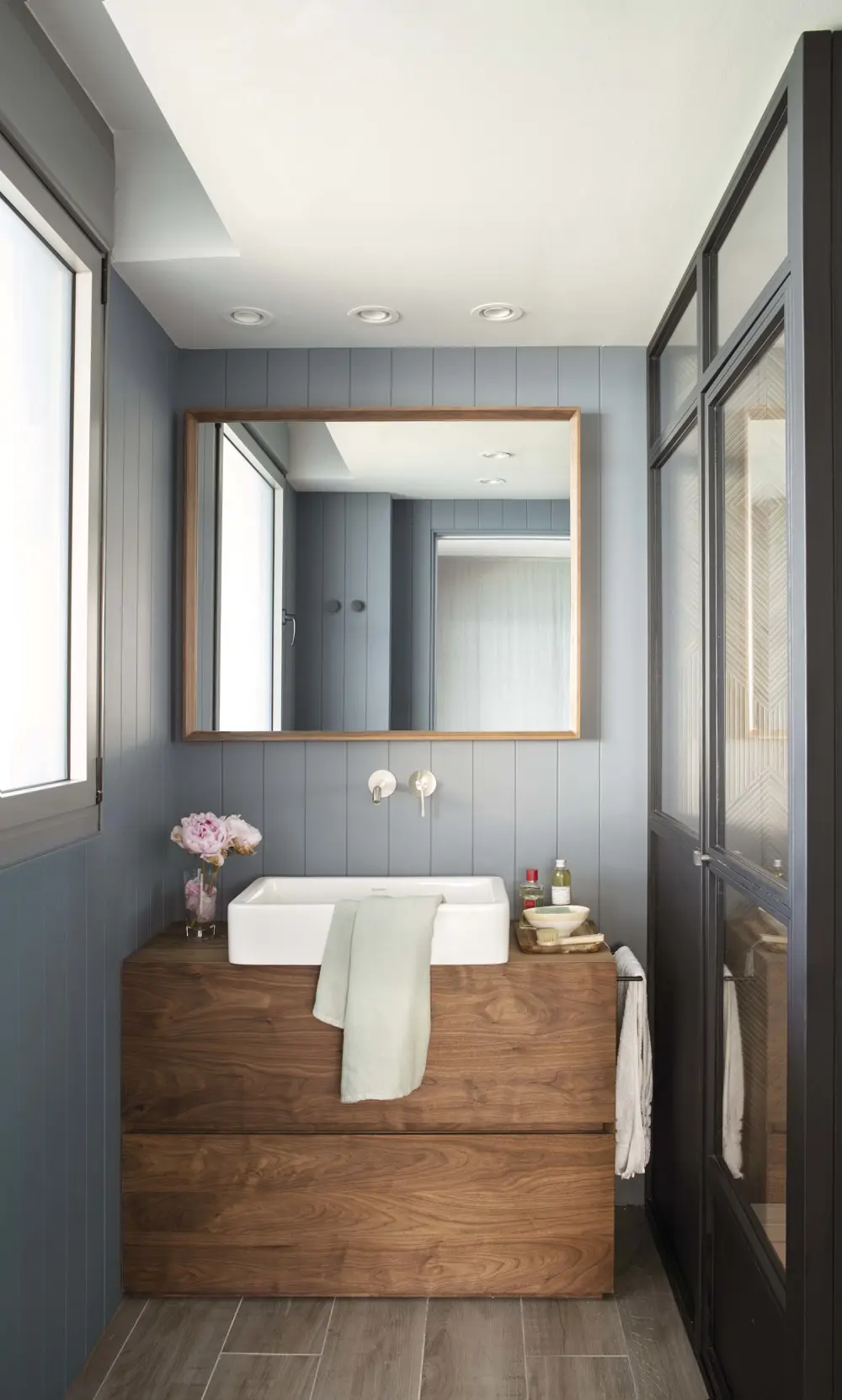 Baño decorado en color azul.