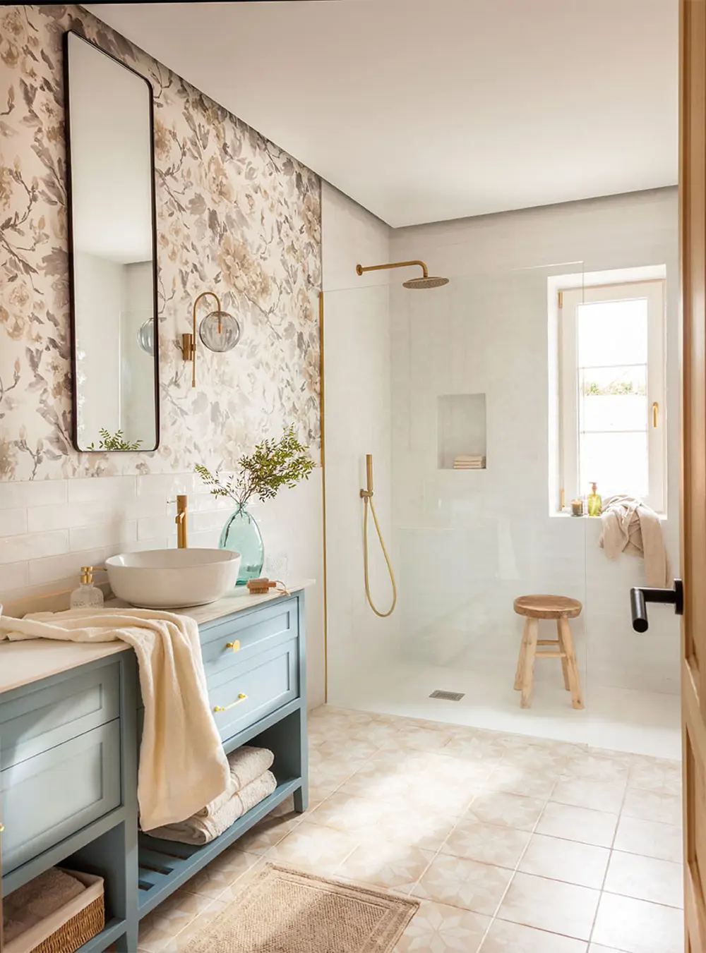Baños pequeñoc con papel pintado