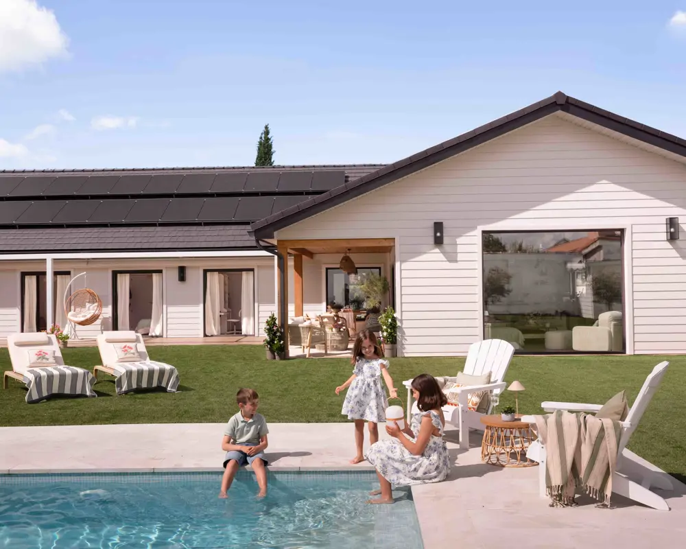 Casa exterior con niños en la piscina
