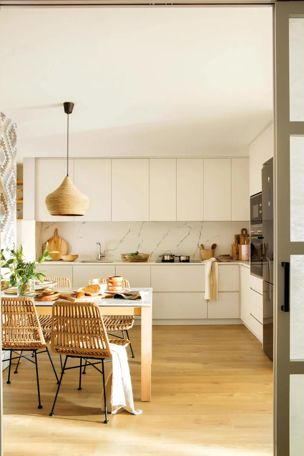 cocina blanca en l con office 