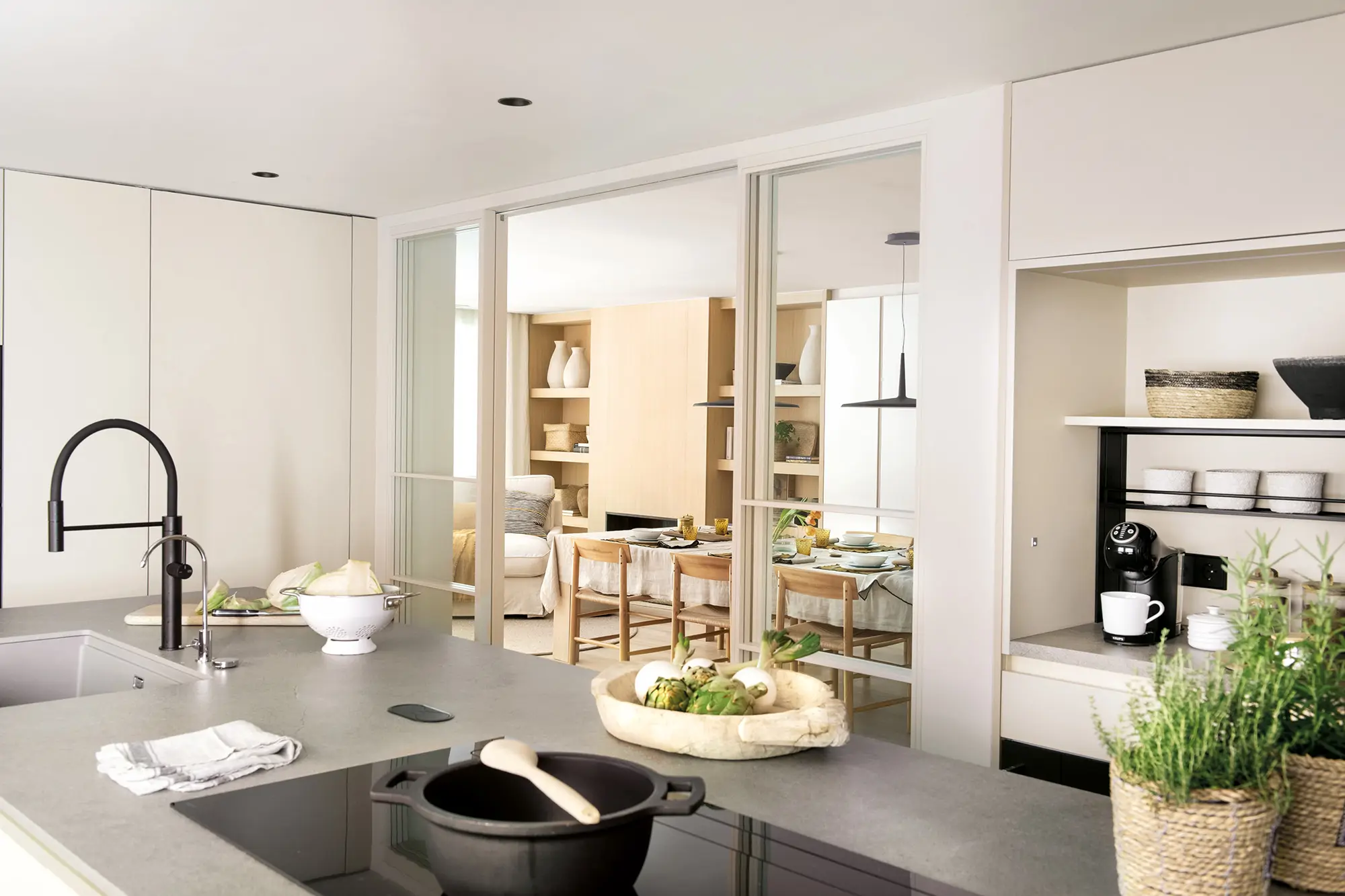 Cocina abierta al comedor con puertas acristaladas