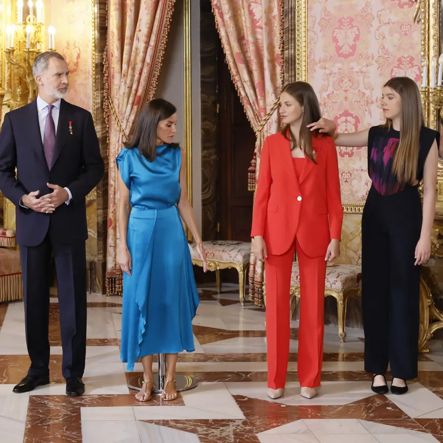 Felipe VI y la reina Letizia junto a sus hijas en el Palacio Real