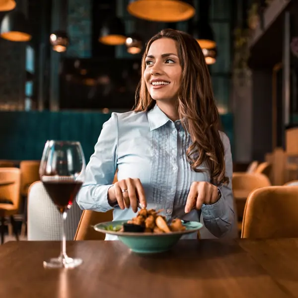 Lidl “liquida” (al 40%) sus sillas superventas “tipo Eames” en cuero vegano: son cómodas, muy elegantes e ideales para convertir tu comedor en un "restaurante de lujo"