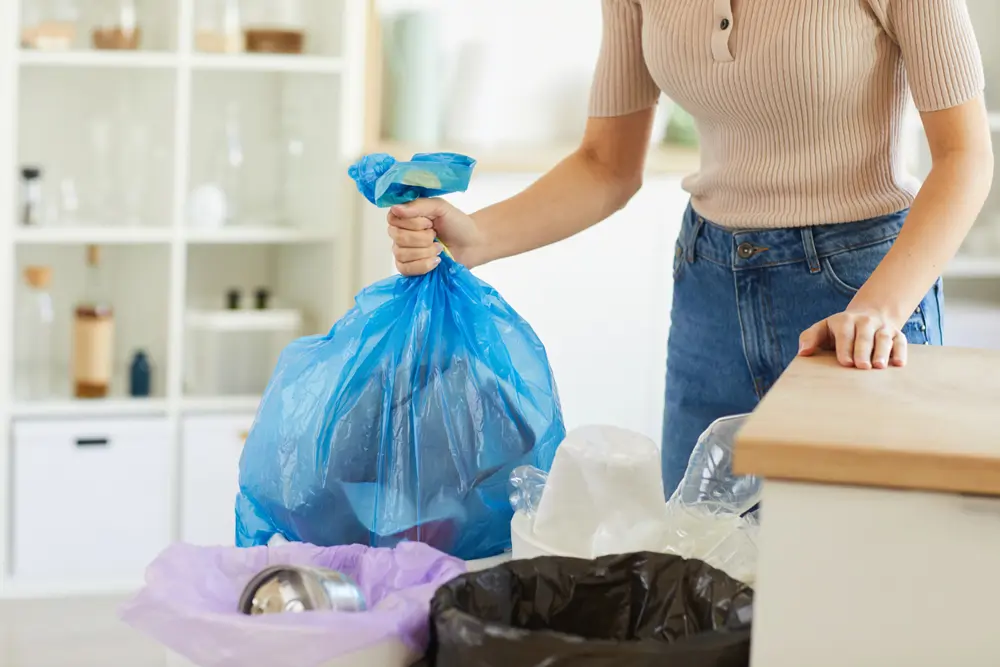 Mujer tirando la basura