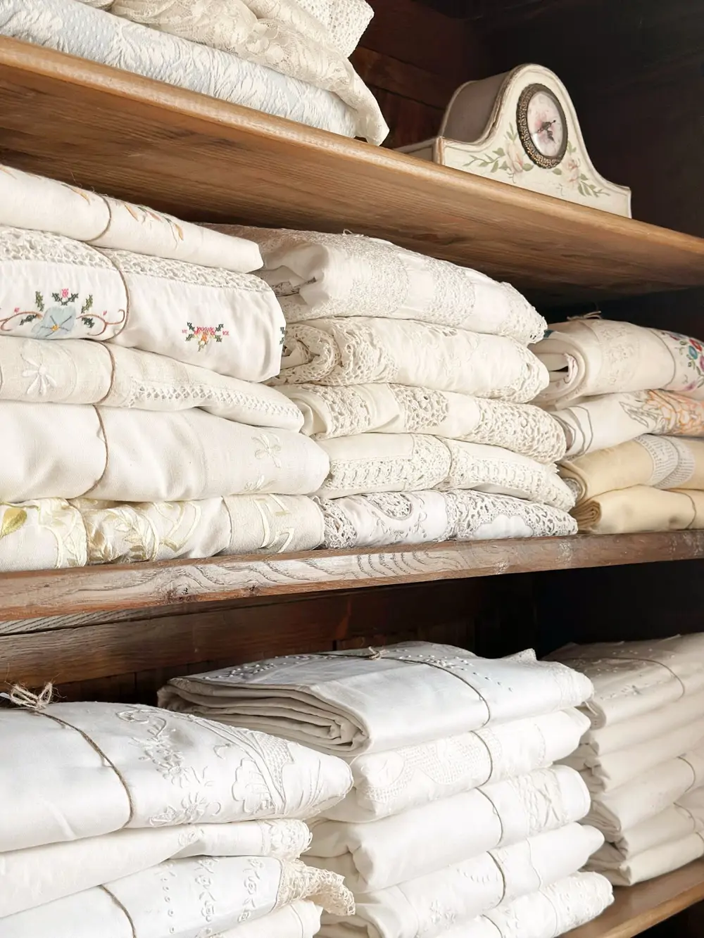 Ropa de ajuar preparada para vivir una segunda oportunidad