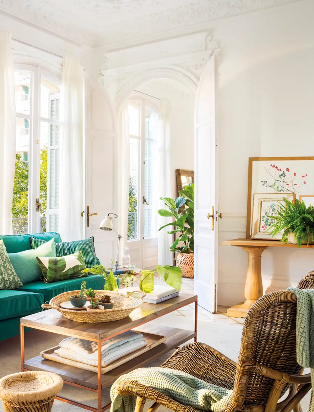 salón pequeño blanco y sofá verde