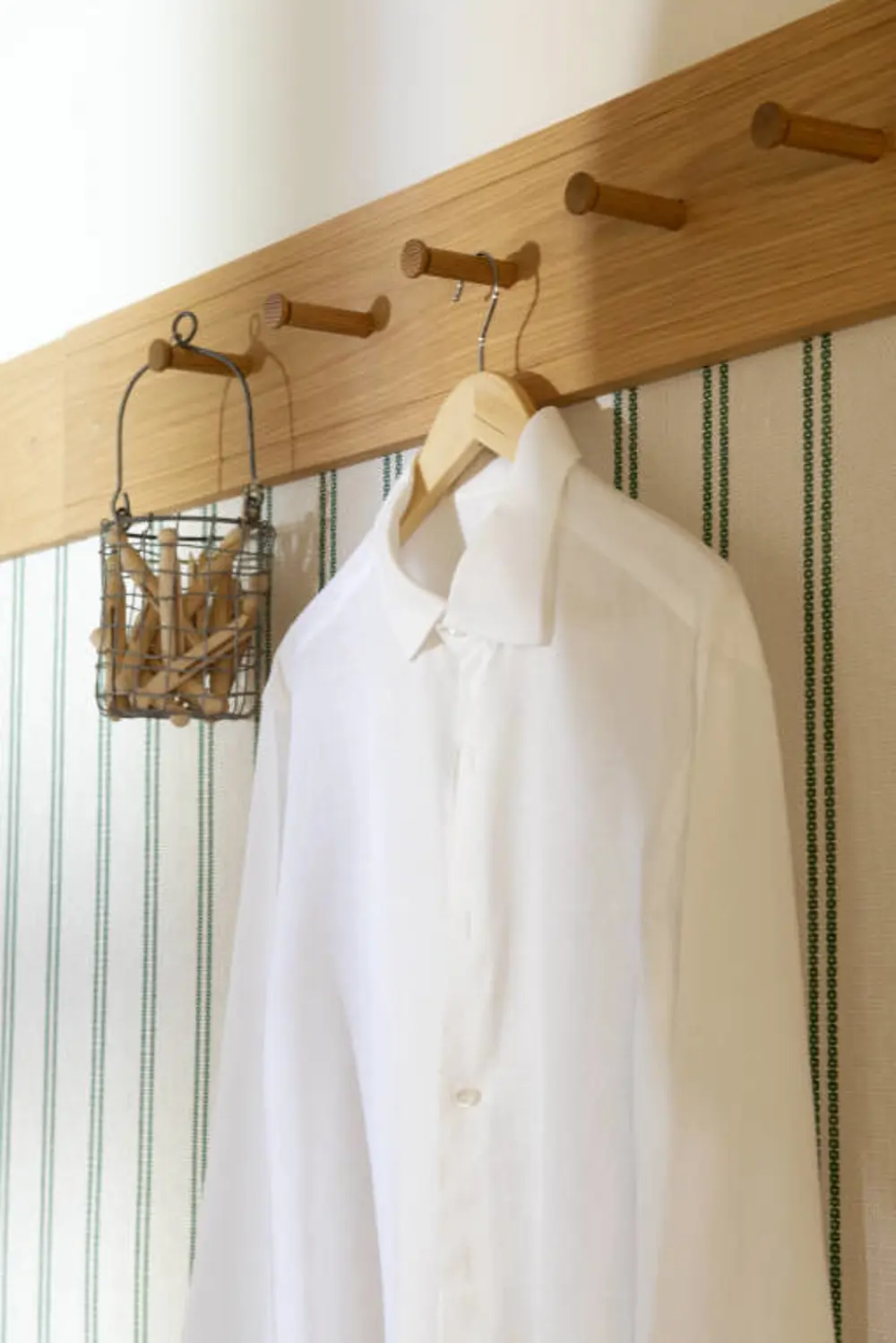 Una camisa blanca en una percha
