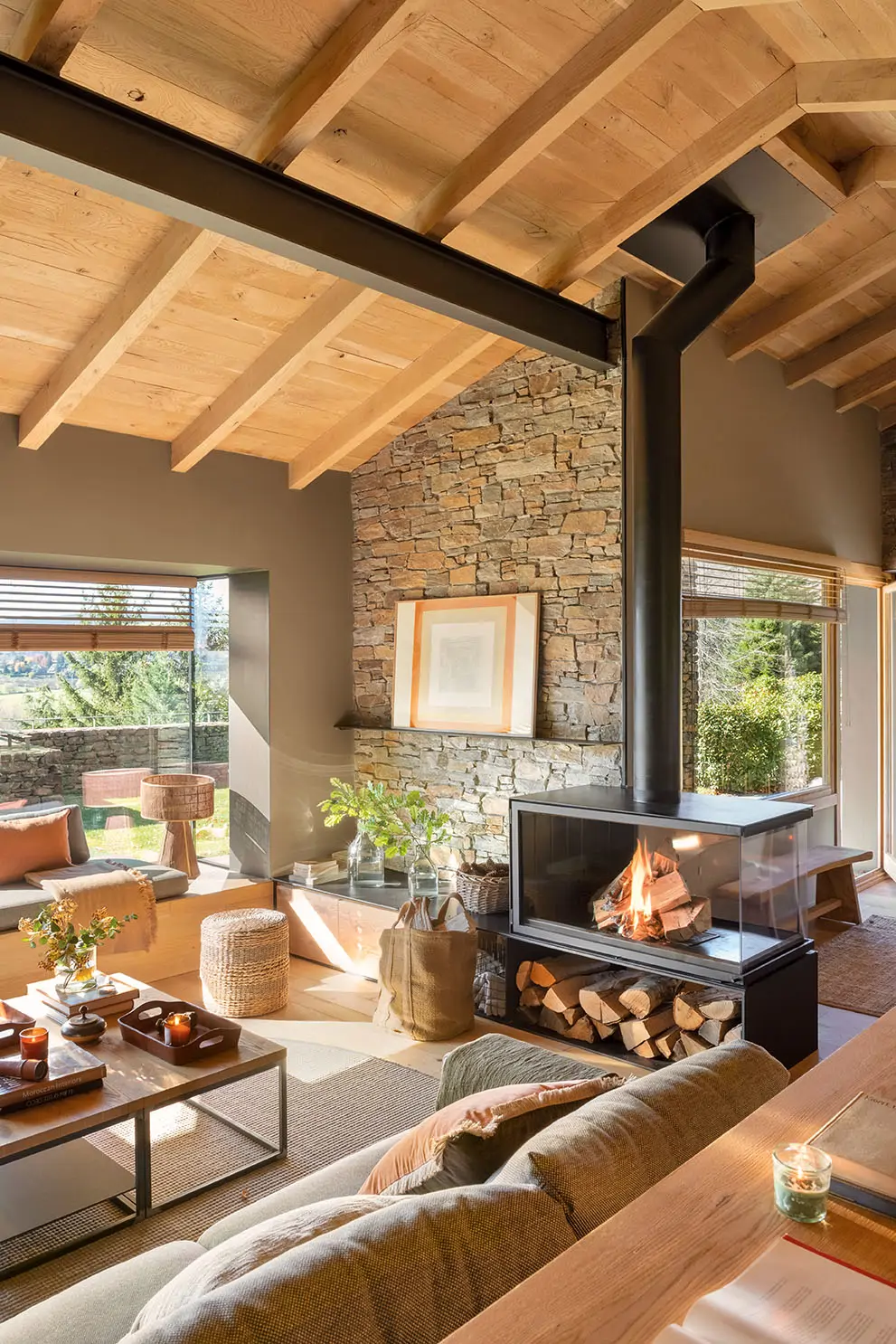 Un salón con chimenea y paredes de piedra