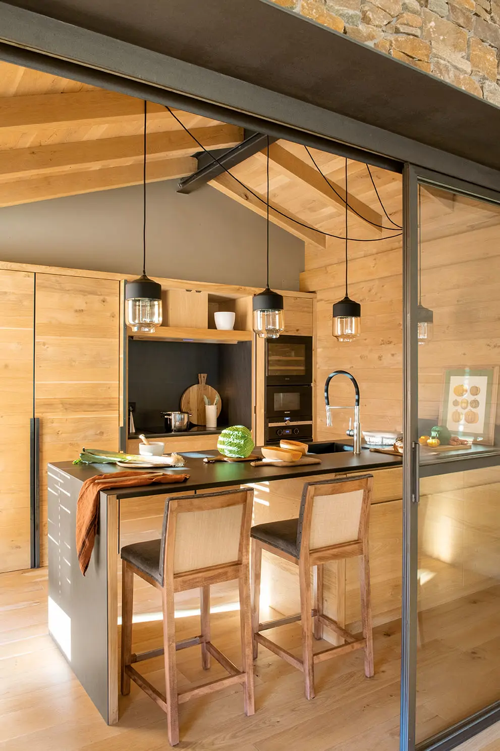 Cocina revestida de madera con puertas correderas acristaladas