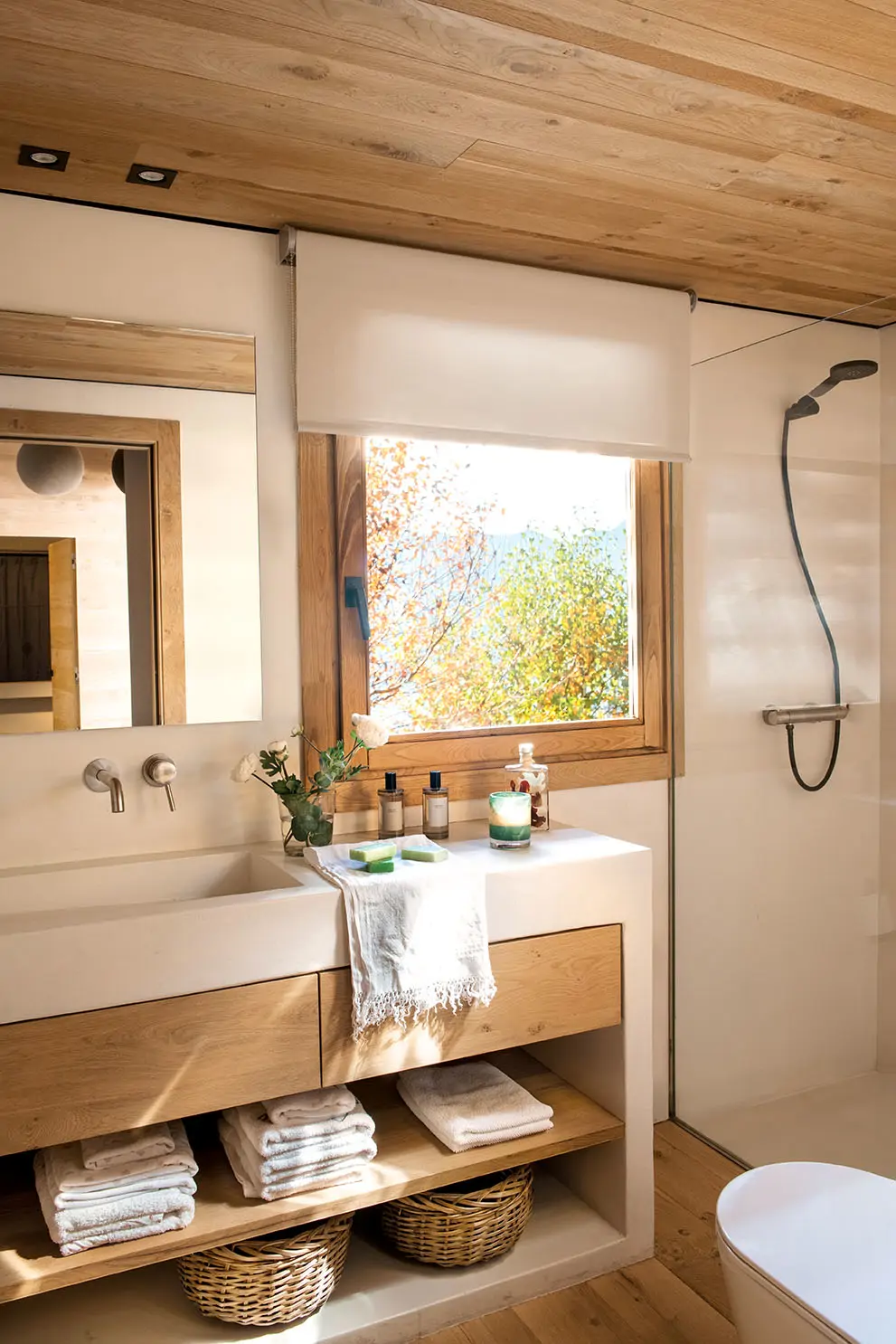 Un baño con mueble de obra y detalles de madera